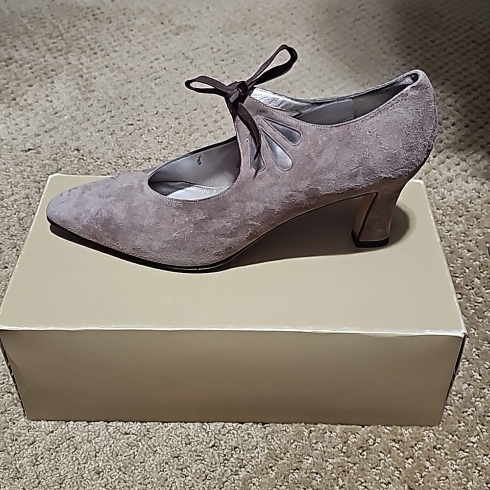 Amalfi Pillow Vertigo tan Suede‎ pointed toe size 9 1/2